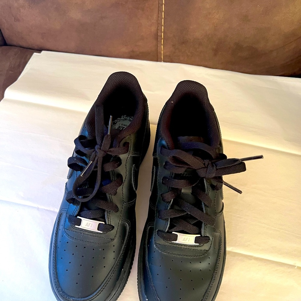 A1-Nike Air Force 1 '07Men's Shoes(Black) size 6.5 in boys, brand new